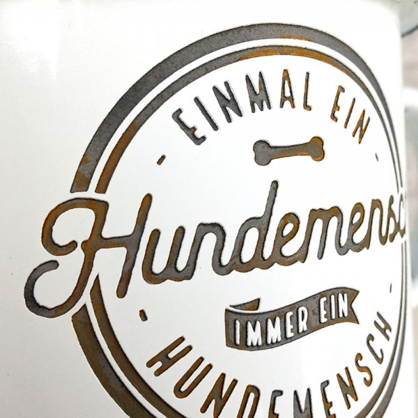 Emaillebecher "Hundemensch" Detail Gravur